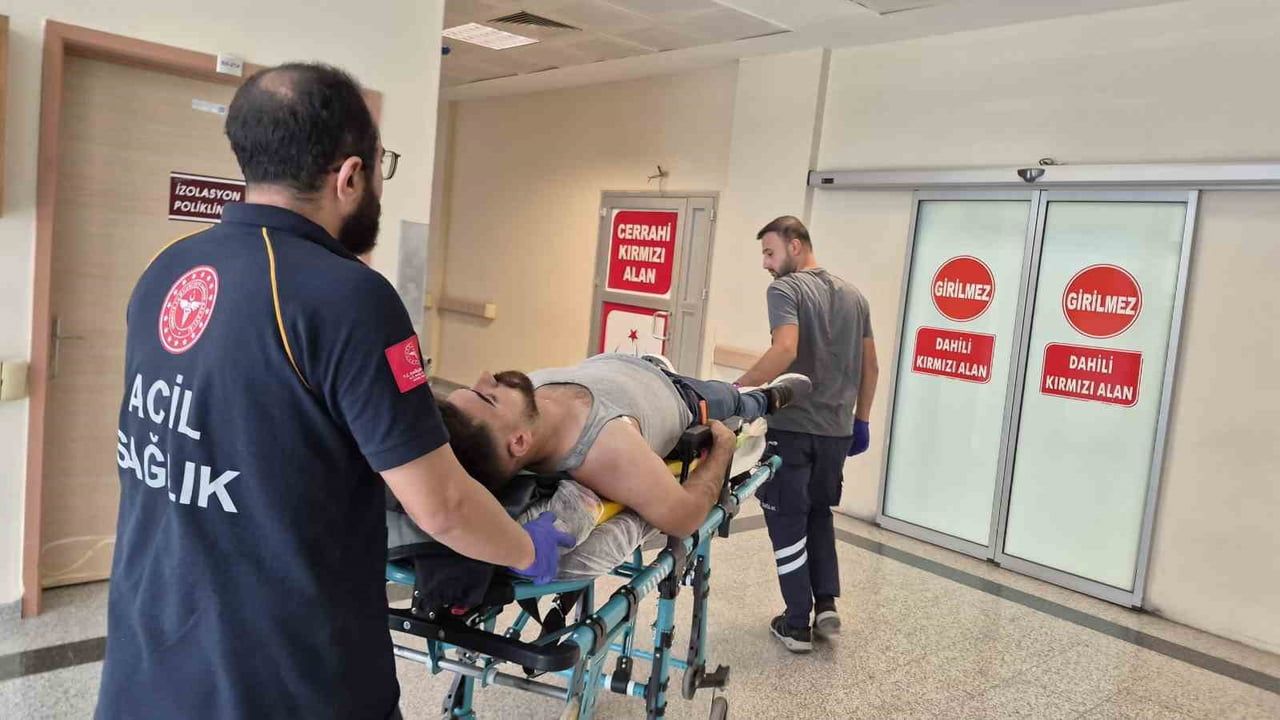 ADIYAMAN’DA DİREKSİYON HAKİMİYETİNİ KAYBEDEN SÜRÜCÜNÜN İSTİNAT DUVARINA ÇARPMASI SONUCU MEYDANA...