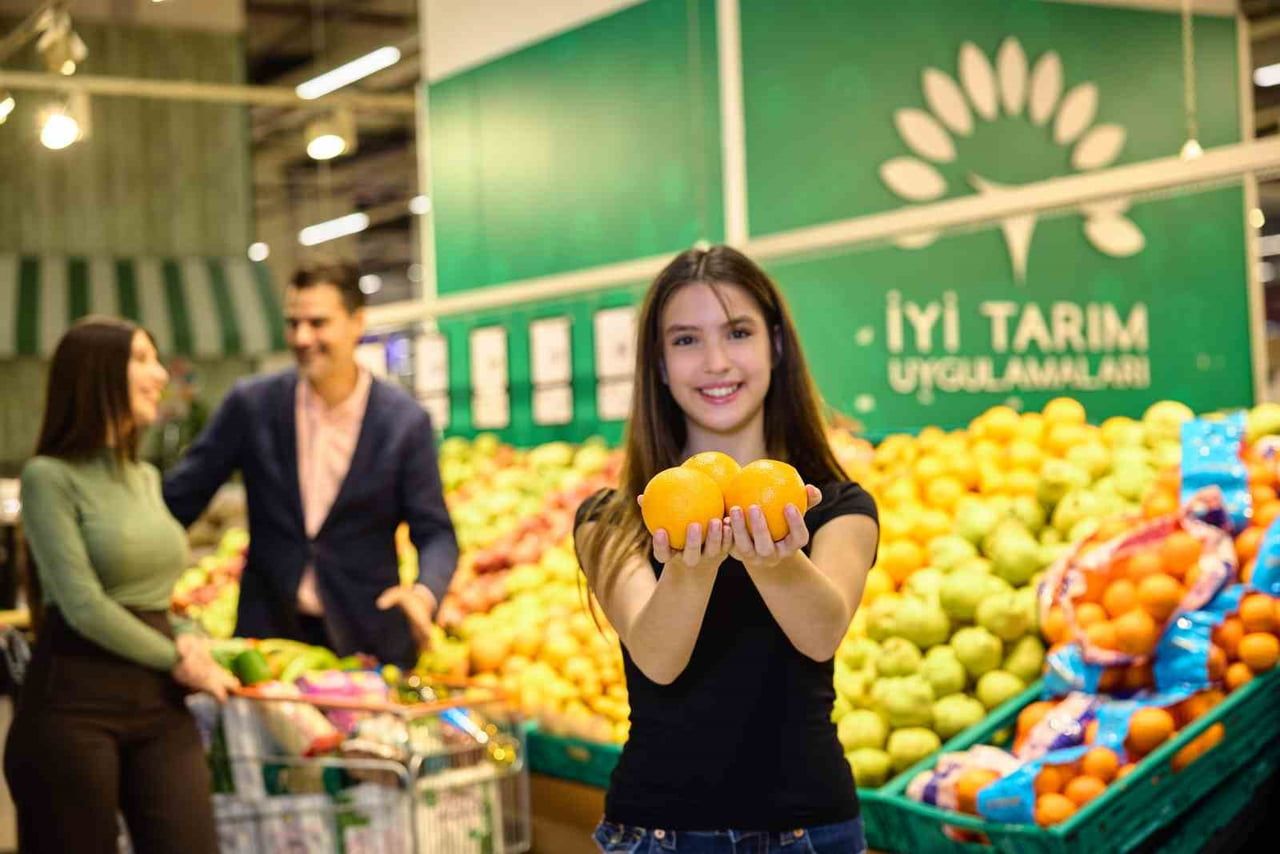 TARLADAN SOFRAYA UZANAN SÜRECİN TÜM AŞAMALARINDA GIDA GÜVENLİĞİNİ ÖNCELİKLENDİREN MİGROS, MEYVE VE...