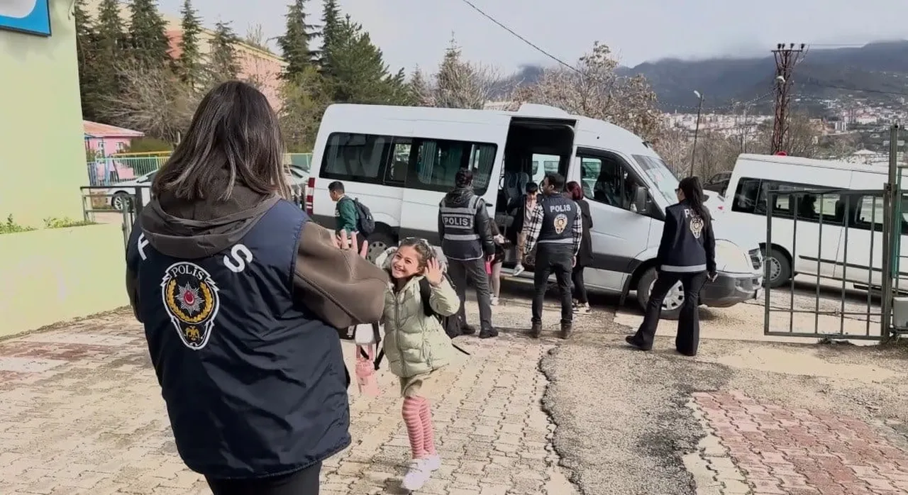 TUNCELİ’DE ÇOCUK VE GENÇLERİN GÜVENLİĞİ İÇİN YÜRÜTÜLEN DENETİMLERDE 4 BİN 242 KİŞİ VE BİN 198 ARAÇ...