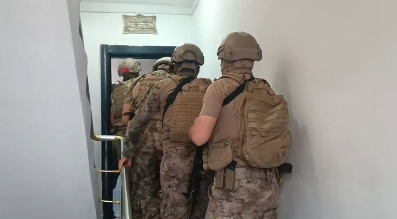 SAKARYA MERKEZLİ 6 İLDE YENİ NESİL SUÇ ÖRGÜTLERİNE YÖNELİK "SOKAKLAR GÜVENDE" OPERASYONU...