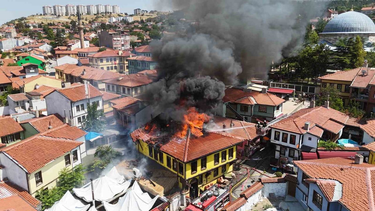 ESKİŞEHİR'İN TARİHİ ODUNPAZARI EVLERİ BÖLGESİ'NDE ÇIKAN YANGINA İTFAİYE EKİPLERİ MÜDAHALE EDERKEN...