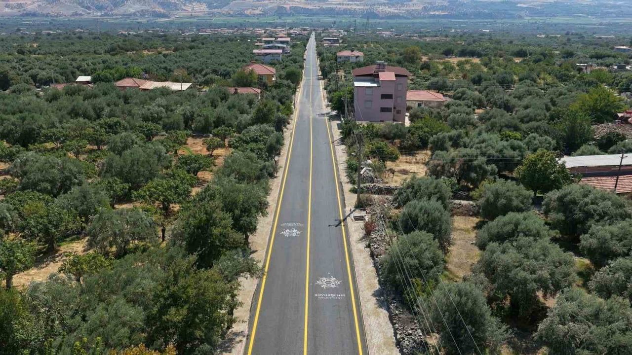 AYDIN’IN KUYUCAK İLÇESİNDE GENCELLİ İLE GENCELLİDERE MAHALLELERİ ARASINDAKİ YOLDA SICAK ASFALT...