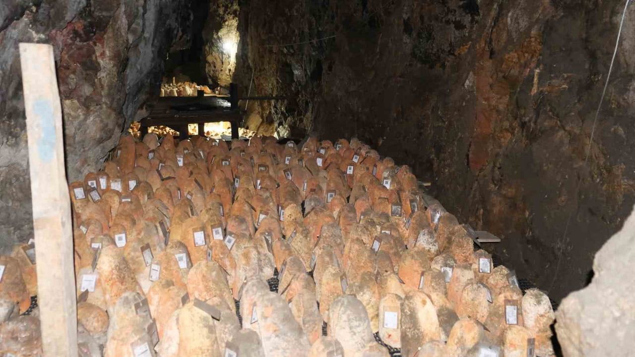 KARAMAN'IN AYRANCI İLÇESİNE BAĞLI DİVLE KÖYÜNDE, 36 METRE DERİNLİĞİNDEKİ MAĞARADA YAKLAŞIK 6 AY...