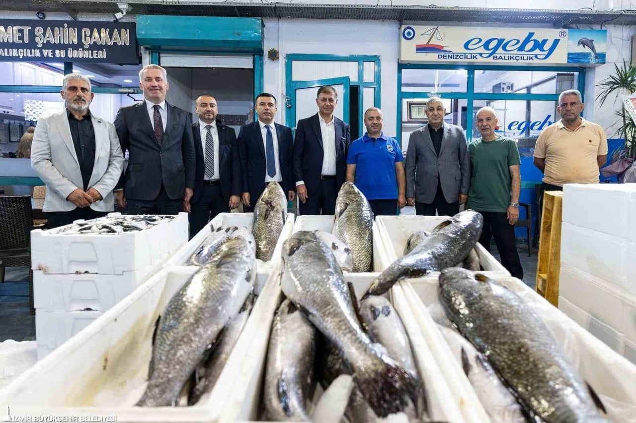 GÜNÜN İLK IŞIKLARINDA BALIKÇI ESNAFIYLA BULUŞAN İZMİR BÜYÜKŞEHİR BELEDİYE BAŞKANI CEMİL TUGAY...