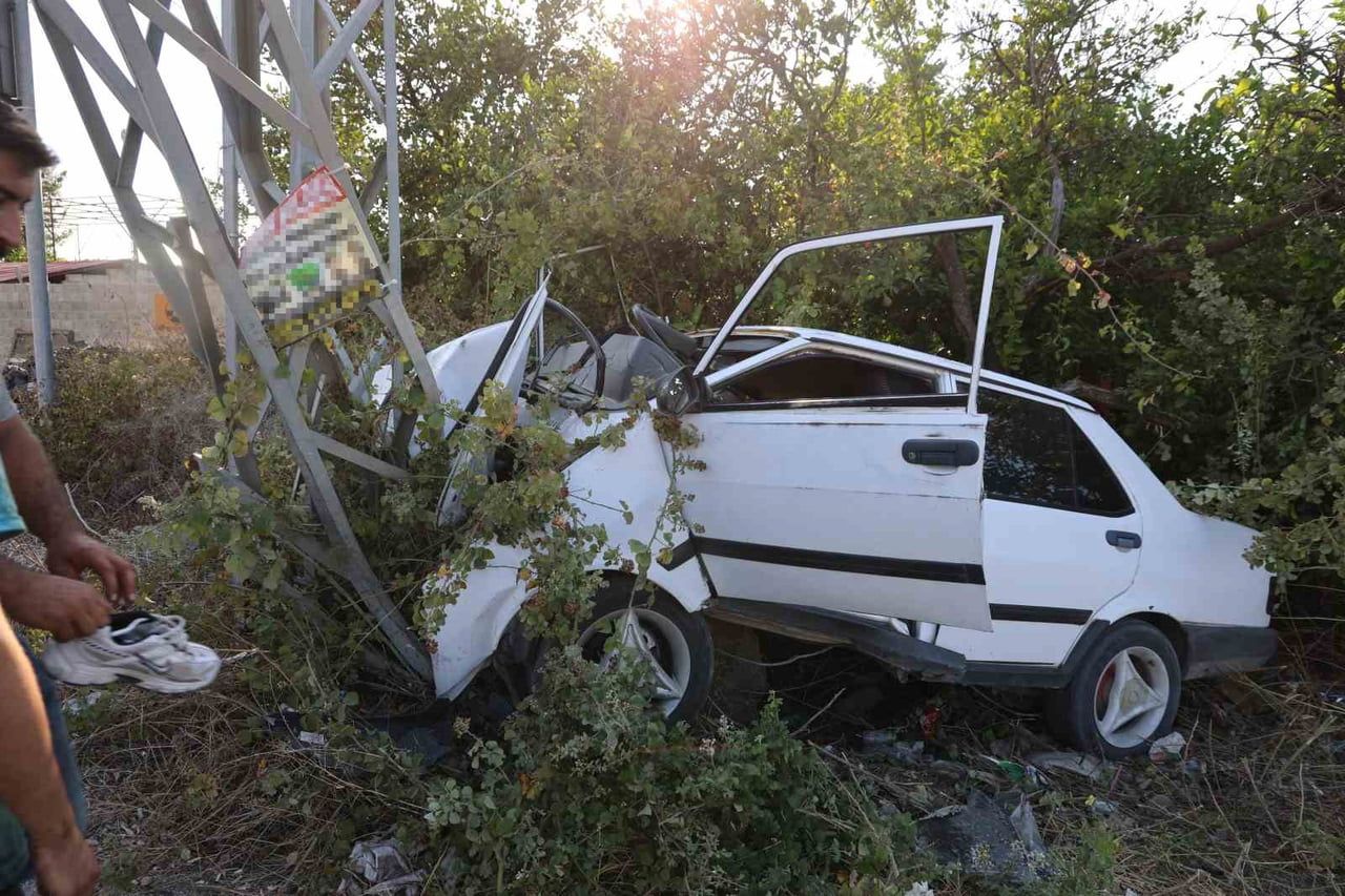 ADANA’NIN KOZAN İLÇESİNDE KONTROLDEN ÇIKAN TOFAŞ MARKA OTOMOBİL, ELEKTRİK DİREĞİNE ÇARPIP BİR...