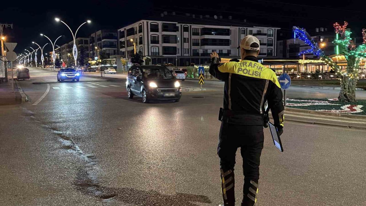 BOLU'DA POLİS VE JANDARMA EKİPLERİNİN 1 HAFTADA GERÇEKLEŞTİRDİĞİ TRAFİK DENETİMLERİNDE 30 BİN 523...