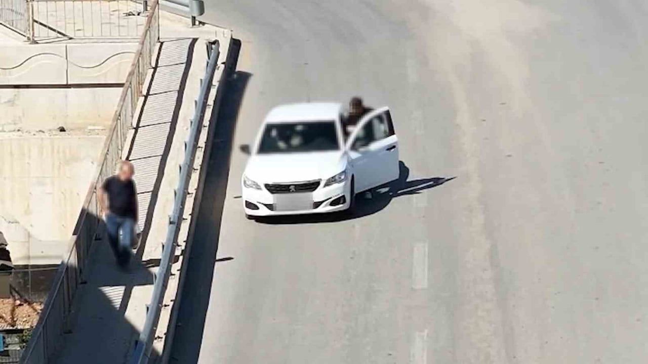 KIRIKKALE'DE TRAFİK UYGULAMASINI FARK EDEN SÜRÜCÜNÜN, ARAÇTAKİ YOLCU İLE YER DEĞİŞTİRDİĞİ ANLAR...