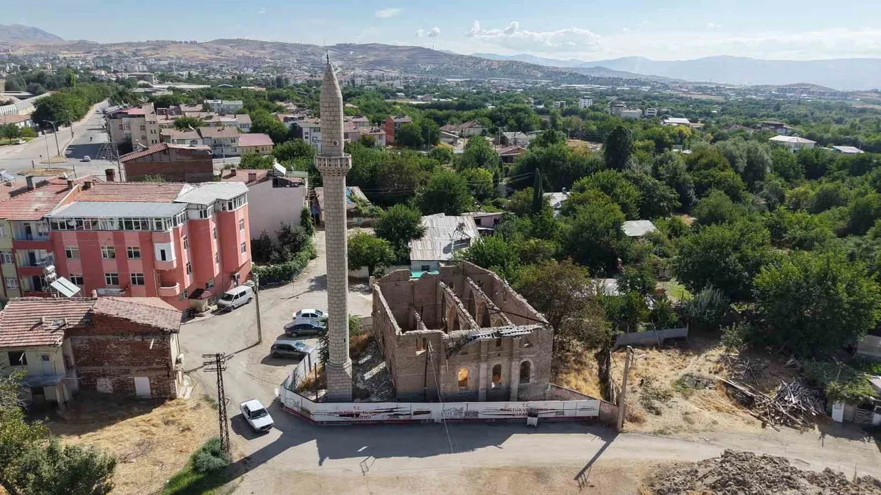ELAZIĞ’DA 24 OCAK 2020 DEPREMİNDE HASAR GÖREREK BOŞALTILAN 300 YILLIK AKSARAY CAMİ, BAKIMSIZLIK VE...