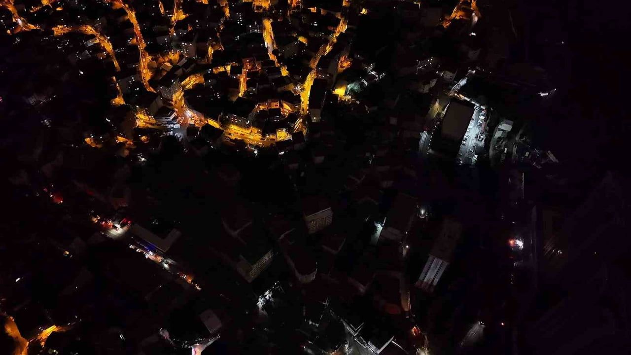 İSTANBUL’DAKİ SEL FELAKETİNİN MERKEZLERİNDEN OLAN SARIYER AYAZAĞA, ELEKTRİK KESİNTİSİYLE BİRLİKTE...