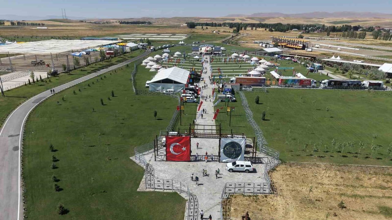 ANADOLU'NUN KAPILARINI TÜRKLERE AÇAN MALAZGİRT ZAFERİ'NİN 955'İNCİ YIL DÖNÜMÜ DOLAYISIYLA MUŞ'UN...
