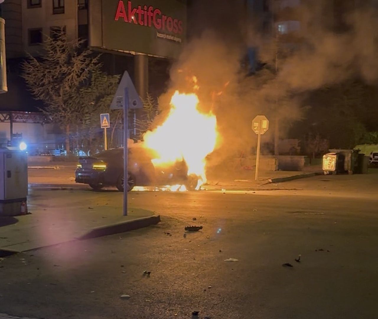 KAYSERİ’NİN TALAS İLÇESİNDE KONTROLDEN ÇIKAN OTOMOBİL ÖNCE PARK HALİNDEKİ BİR OTOMOBİLE ARDINDAN...