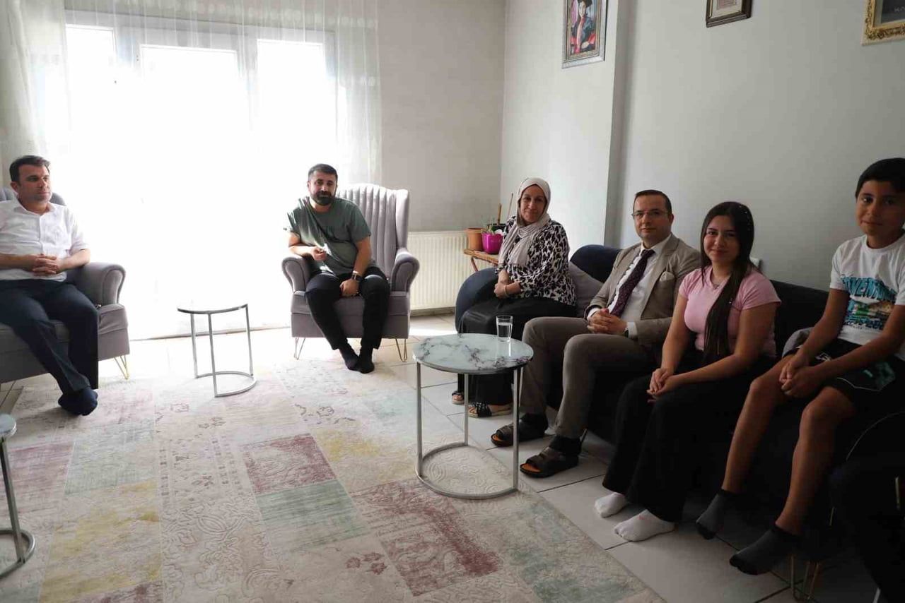 CİZRE İLÇESİNDE 2026 YÜKSEKÖĞRETİM KURUMLARI SINAVI'NDA (YKS) DERECEYE GİREN ÖĞRENCİLER EVLERİNDE...