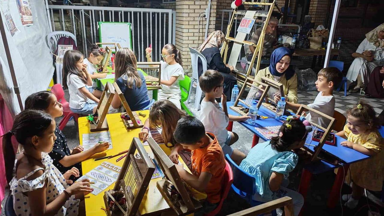 MANİSA’NIN DEMİRCİ İLÇESİNDE DÜZENLENEN 2. KURTULUŞ FESTİVALİ KAPSAMINDA KURULAN STANTTA...