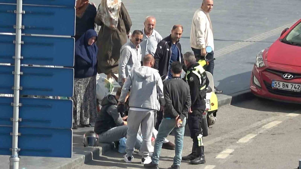 SAMSUN CUMHURİYET MEYDANI KAVŞAĞINDA DÖNÜŞ YAPAN MOTOSİKLET, KAYARAK DEVRİLDİ. KAZADA YARALANAN...