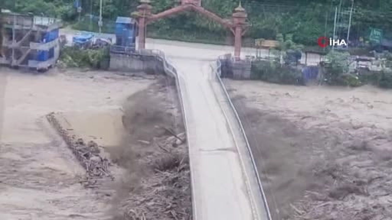 Nepal'in Çin sınırındaki Bhotekoshi Nehri'nde meydana gelen taşkının yol açtığı sel felaketinde...