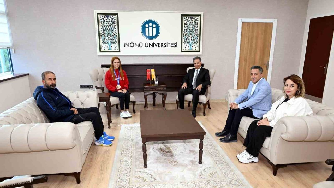 AVRUPA ŞAMPİYONU HATİCE AKBAŞ’TAN REKTÖR AKPOLAT’A ZİYARET
