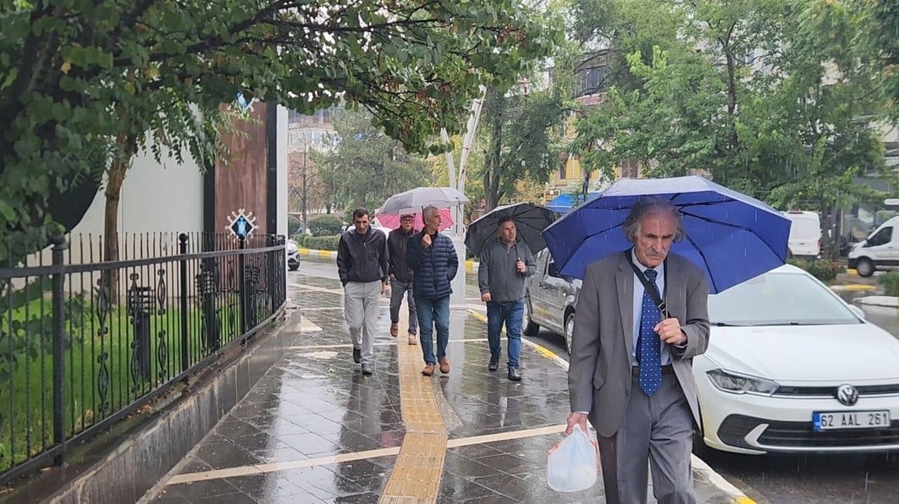 METEOROLOJİ’NİN UYARI YAPTIĞI TUNCELİ’DE SAĞANAK YAĞIŞ ETKİLİ OLDU.