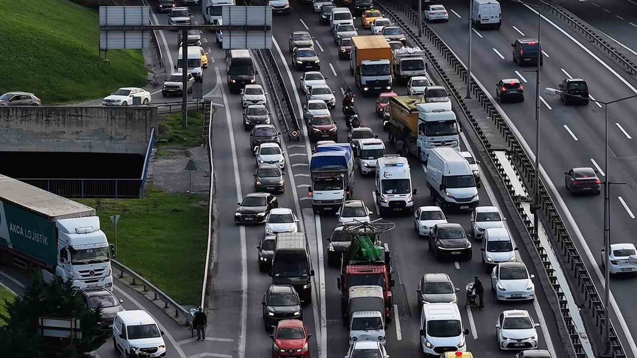BASIN EKSPRES YOLU'NDA KİLİTLENEN TRAFİKTE İLERLEMEYE ÇALIŞAN AMBULANSIN SANİYELERLE YARIŞI DRON...