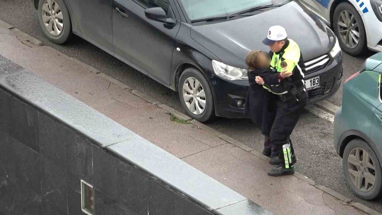 KADININ YOL ORTASINDA AYAKTA DURMAKTA ZORLANDIĞINI GÖREN VE OLAY YERİNDEN GEÇEN BİR TRAFİK POLİSİ...