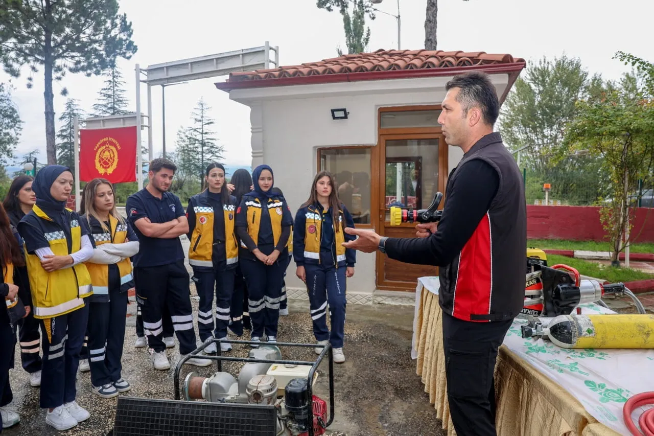 KASTAMONU’NUN TAŞKÖPRÜ İLÇESİNDE ÖĞRENCİLERİNDE KATILIMIYLA DÜZENLENEN PROGRAMDA İTFAİYECİLER...
