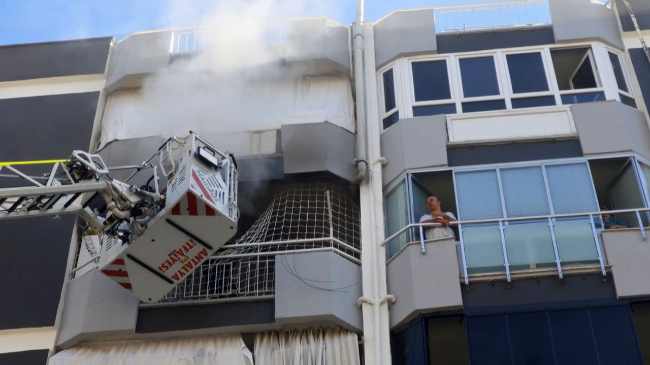 ANTALYA'DA 6 KATLI APARTMANIN 5'İNCİ KATINDAKİ DAİREDE ÇIKAN YANGINDA EVİN SALONU TAMAMEN YANARAK...