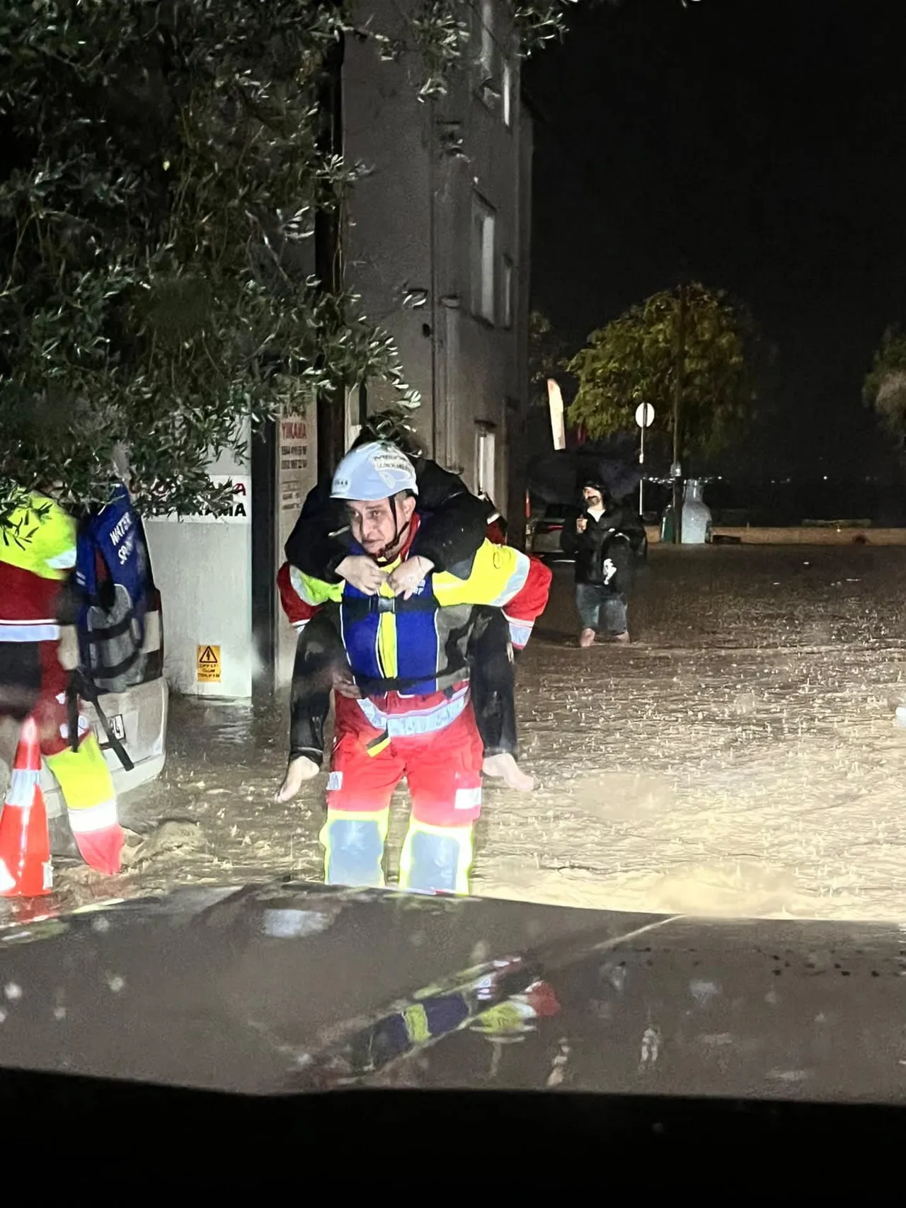BAŞİSKELE İLÇESİNDE SAĞANAK NEDENİYLE ALT GEÇİTTE VE BİR SOKAKTA MAHSUR KALAN VATANDAŞLAR BOTLARLA...
