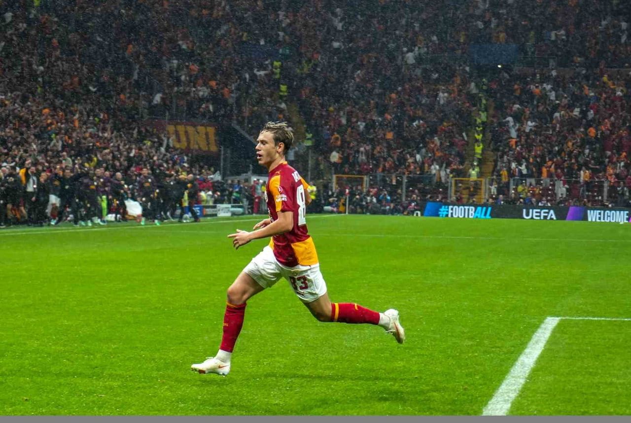 GALATASARAY’IN RUS FUTBOLCUSU ALEKSEY BATRAKOV, SARI-KIRMIZILI FORMAYLA İLK GOLÜNÜ BARCELONA’YA...