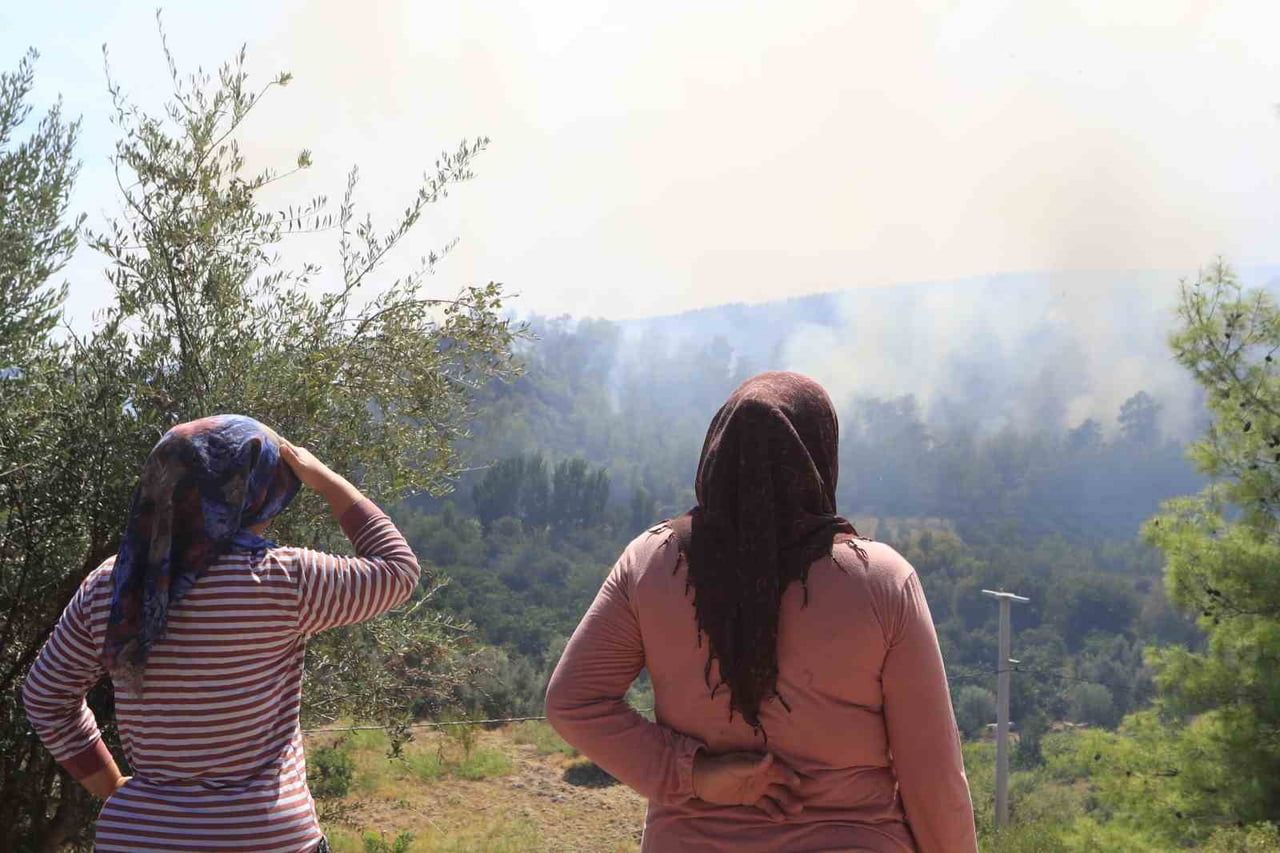 ANTALYA’NIN AKSU İLÇESİNDE BAŞLAYAN YANGINDA 21 SAAT GERİDE KALIRKEN VATANDAŞLARIN TEDİRGİN...