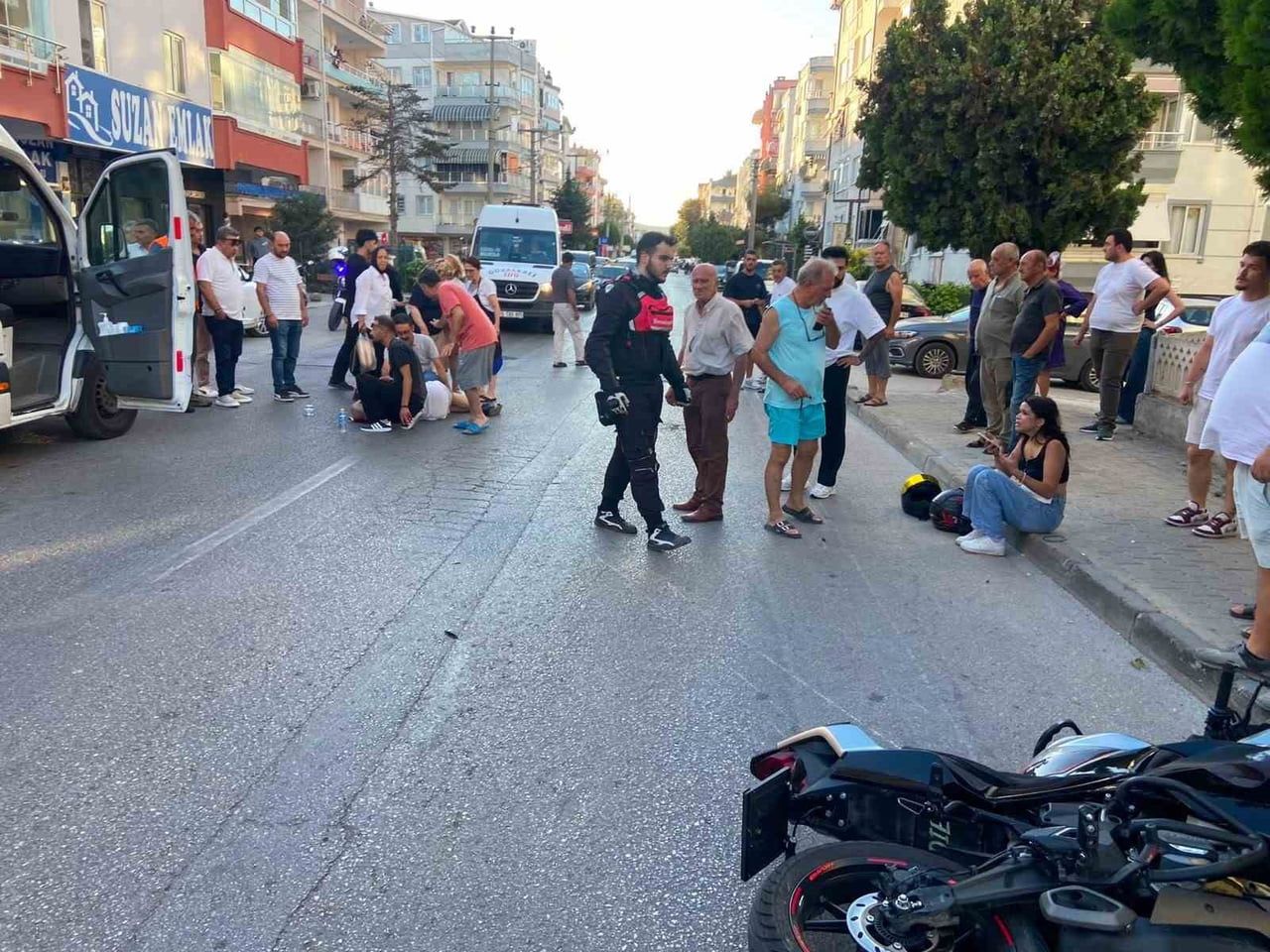 BURSA’NIN MUDANYA İLÇESİNDE MOTOSİKLETİN YAYAYA ÇARPMASI SONUCU MEYDANA GELEN KAZADA, YAYA İLE...