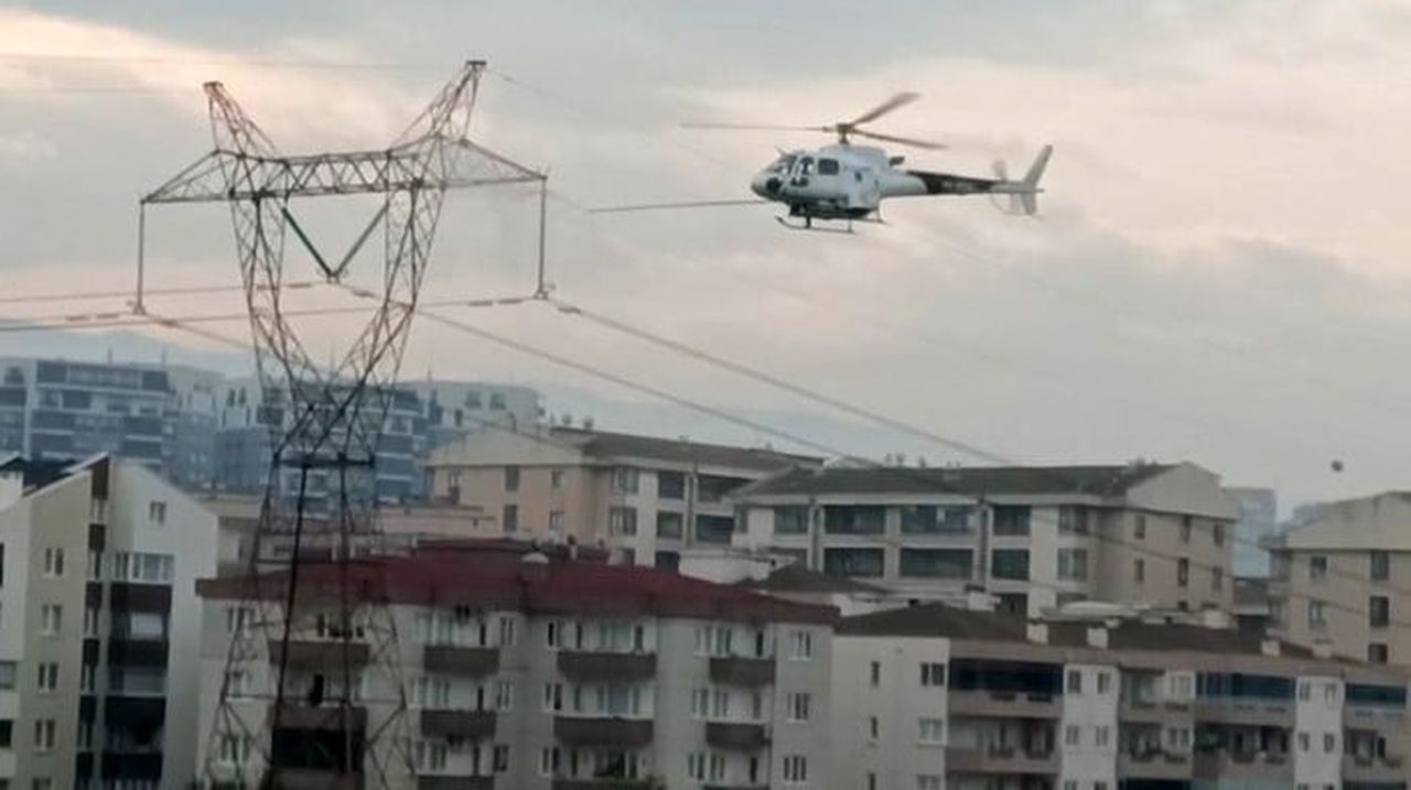BURSA’DA ELEKTRİK İLETİM HATLARININ BAKIM ÇALIŞMALARI SIRASINDA HELİKOPTER KULLANILMASI DİKKAT...