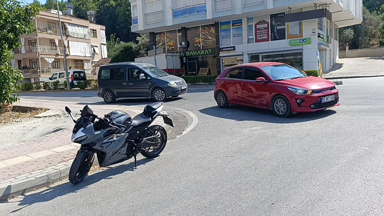 ANTALYA’NIN MANAVGAT İLÇESİNDE AYNI YÖNDE SEYREDEN MOTOSİKLET İLE OTOMOBİLİN ÇARPIŞMASI SONUCU...