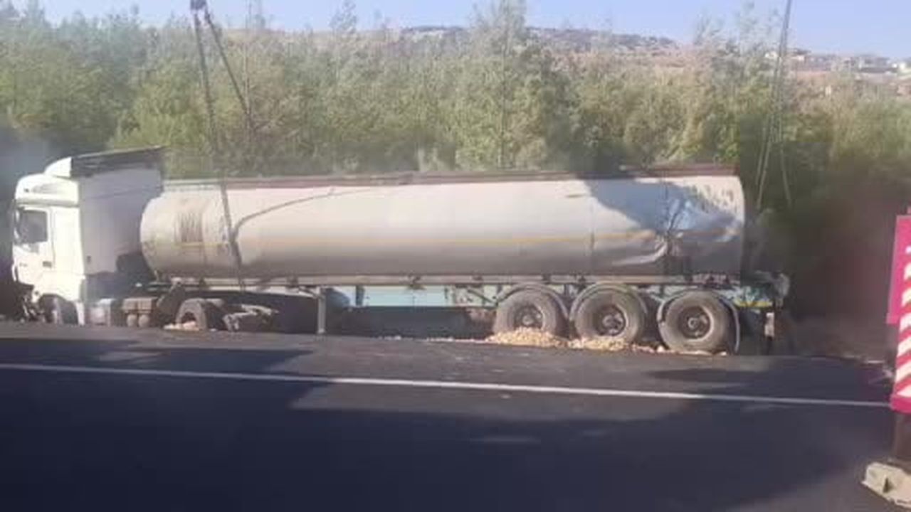 Gelin konvoyuna çarpmamak için manevra yapan tanker yoldan çıktı