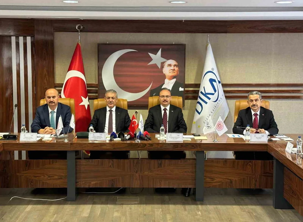 TOPLANTIYA MARDİN VALİSİ TUNCAY AKKOYUN’UN YANI SIRA SİİRT VALİSİ KEMAL KIZILKAYA, BATMAN VALİSİ...