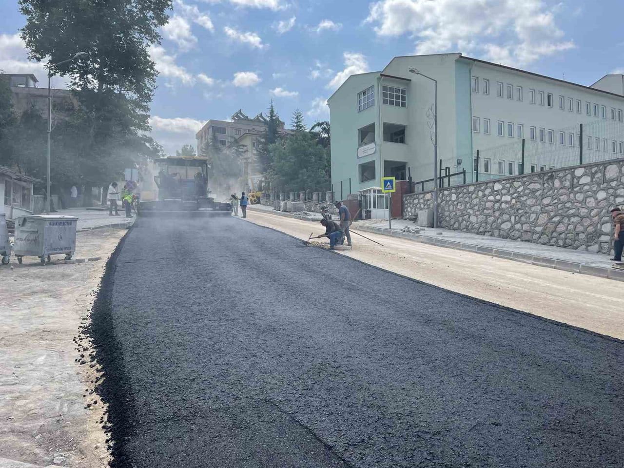 SAMSUN BÜYÜKŞEHİR BELEDİYESİ TARAFINDAN KAVAK İLÇE MERKEZİNDE YOĞUN KULLANILAN YOLLARDA ASFALT...