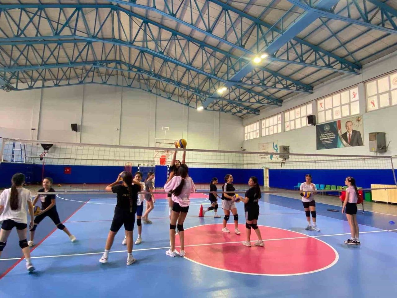 GERMENCİK BELEDİYESİ TARAFINDAN YAZ OKULU KAPSAMINDA DÜZENLENEN SPOR KURSLARI, ÇOCUKLARIN YOĞUN...