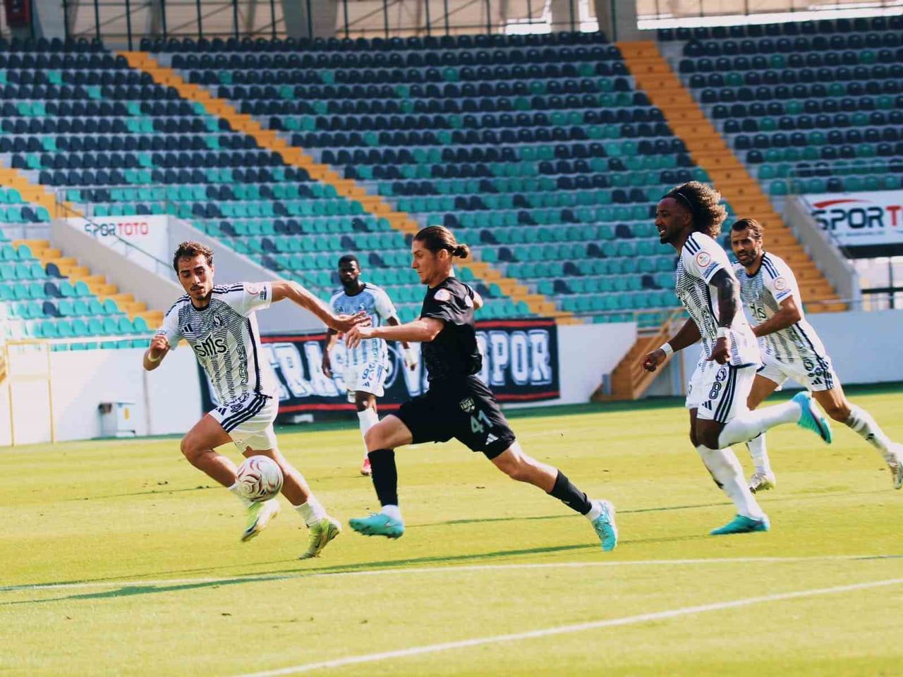 TRENDYOL 1. LİG 13. HAFTASINDA SPOR TOTO AKHİSAR STADYUMUNDA SMS GRUP SARIYER'İ KONUK EDEN ARTI...
