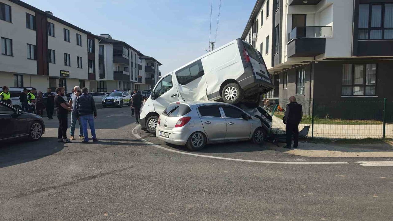 DÜZCE’DE MEYDANA GELEN KAZADA OTOMOBİLİN ÇARPTIĞI MİNİBÜS PARK HALİNDE OTOMOBİLİN ÜZERİNE ÇIKTI....