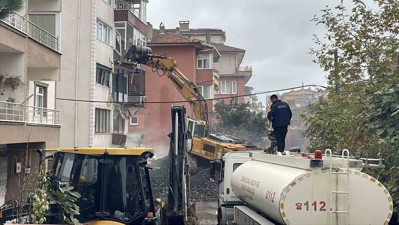 ZONGULDAK’TA YAKLAŞIK İKİ AY ÖNCE DUVARLARINDA VE TAŞIYICI YAPININ ÇEŞİTLİ BÖLÜMLERİNDE OLUŞAN...