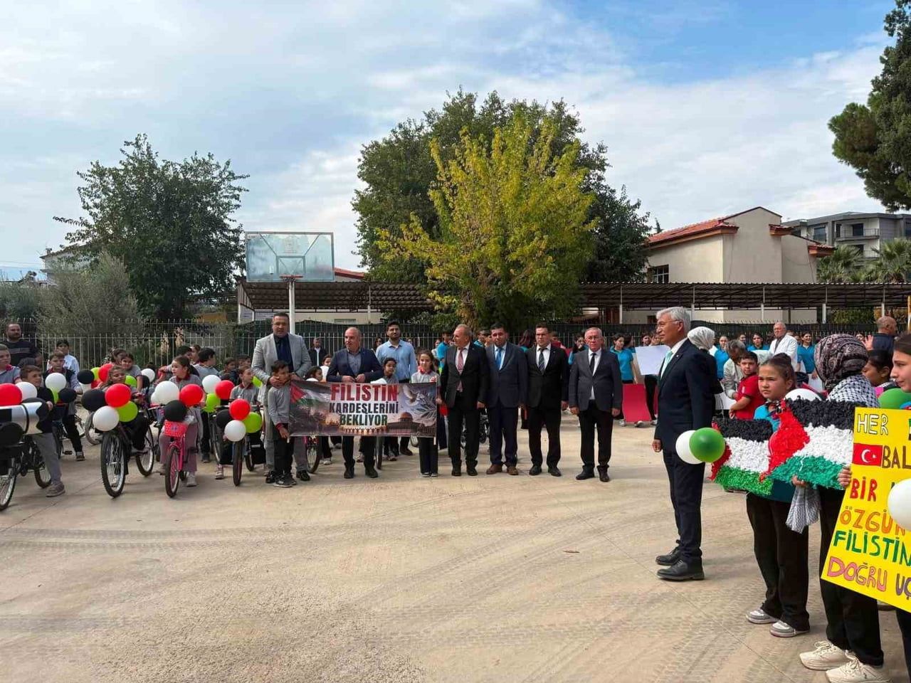 MANİSA'NIN SARIGÖL İLÇESİNDE ÖĞRENCİLER, GAZZELİ ÇOCUKLAR İÇİN "UÇURTMALAR VURULMASIN, GÖKYÜZÜ...