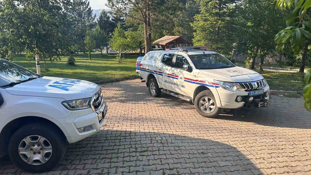 ALADAĞLAR'DA TIRMANIŞ SIRASINDA DÜŞEREK KOLUNU KIRAN İNGİLİZ DAĞCI, EKİPLERİN HELİKOPTER DESTEKLİ...