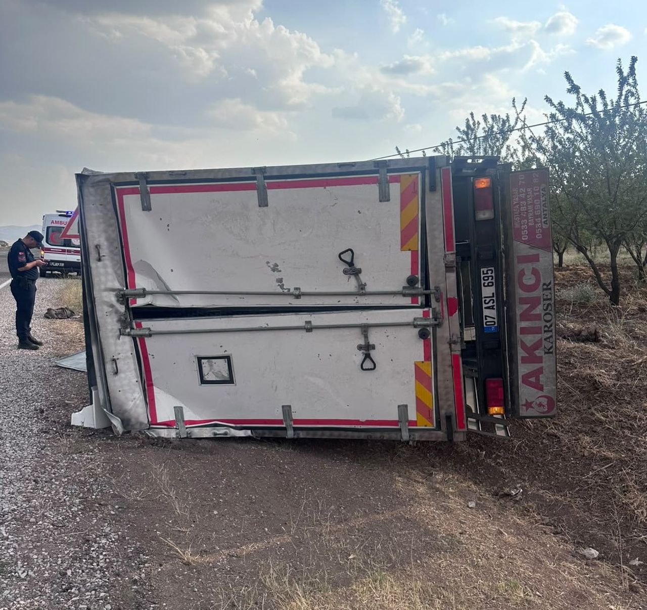 ADIYAMAN’IN GÖLBAŞI İLÇESİNDE KONTROLDEN ÇIKAN KAMYONUN YAN YATMASI SONUCU 1 KİŞİ...