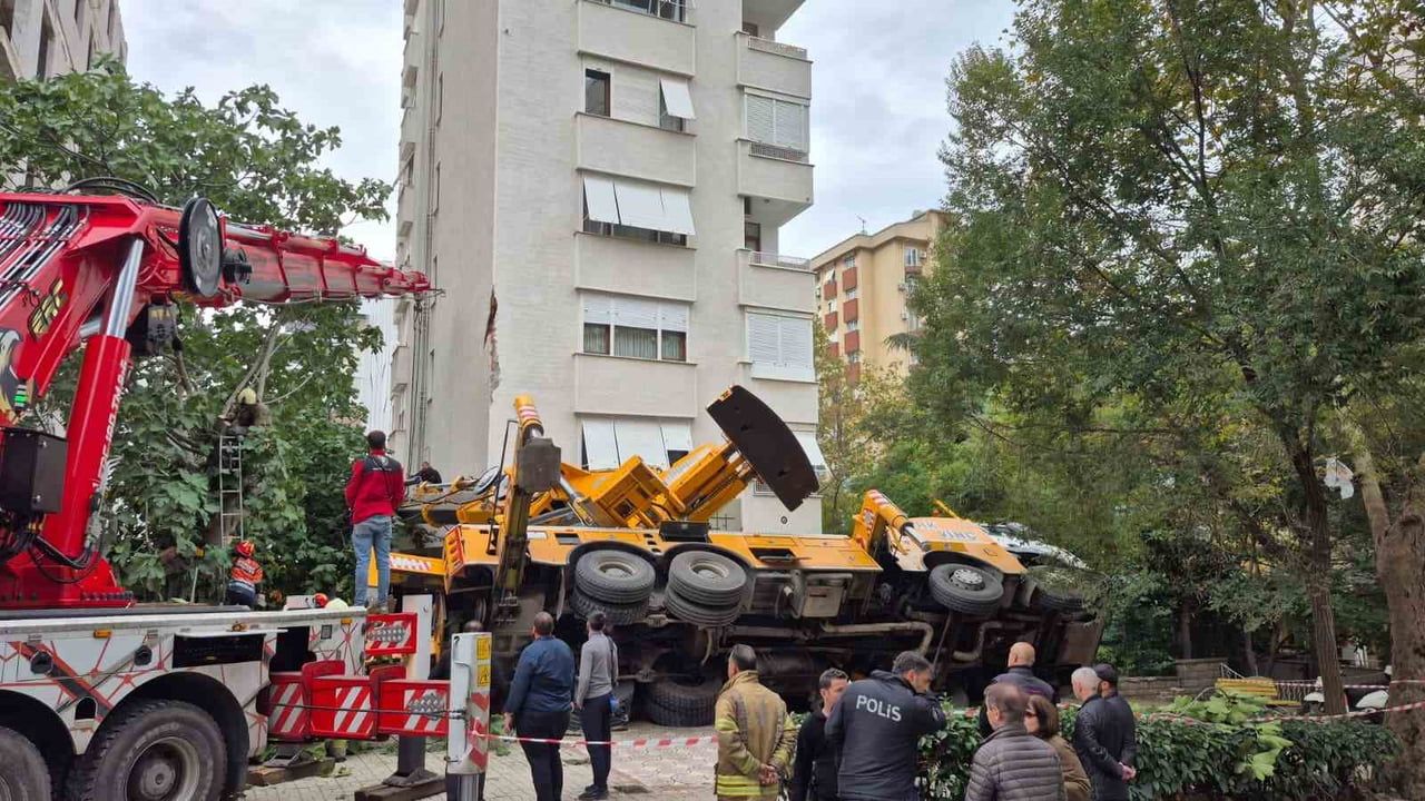 KADIKÖY'DE İNŞAAT ÇALIŞMASI İÇİN KALDIRIMA KURULAN VİNÇ 11 KATLI BİNANIN GİRİŞİNE DEVRİLDİ....