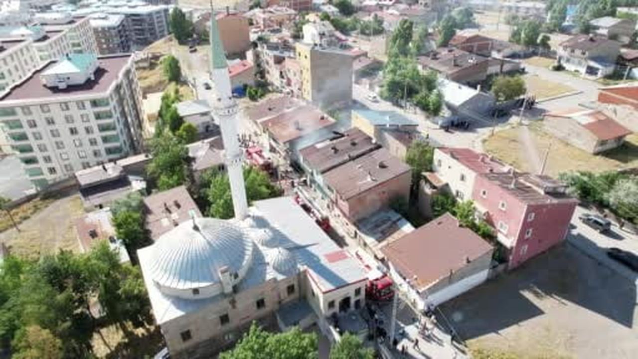 Erzurum'da metruk binada yangın