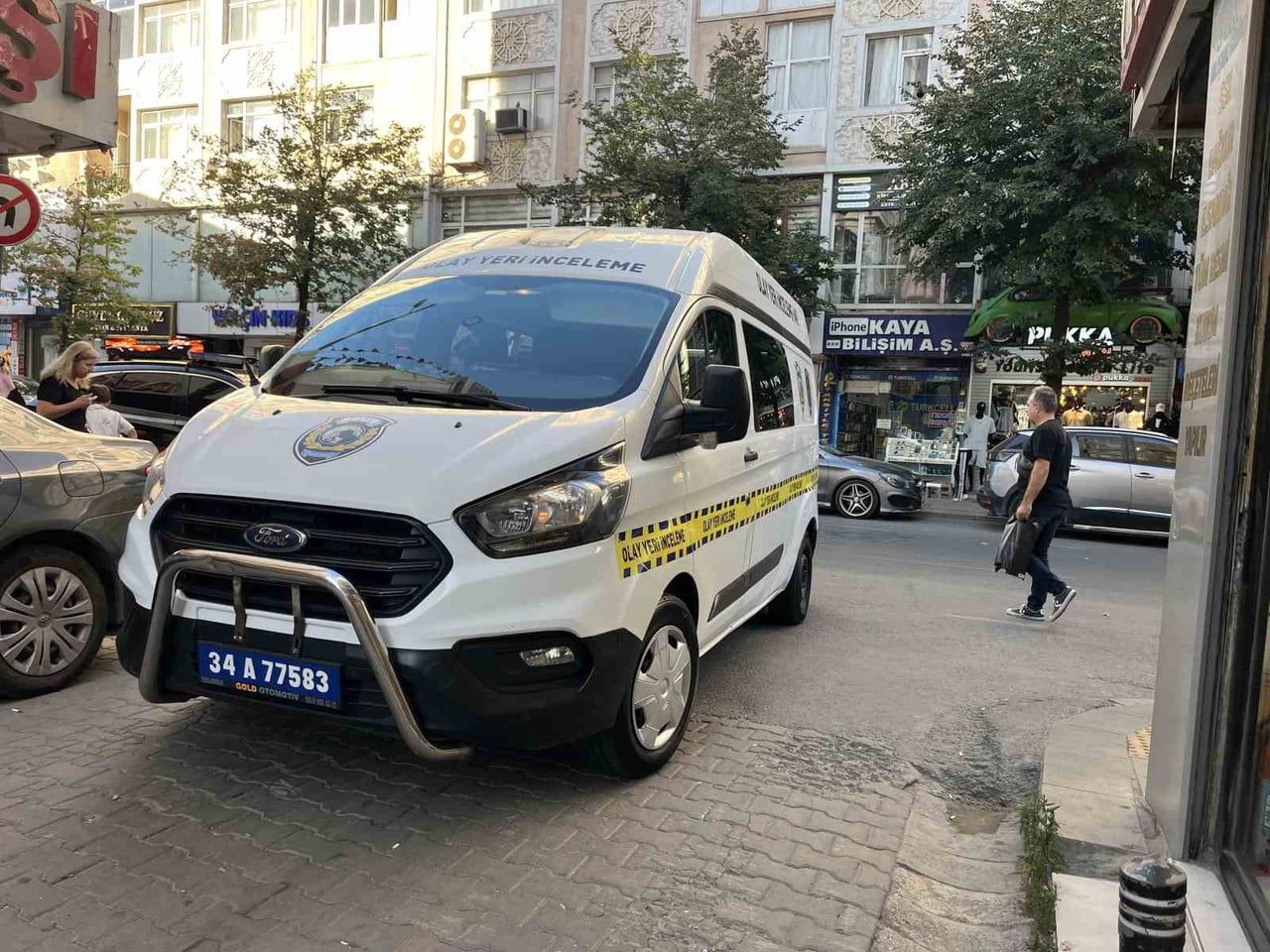 İSTANBUL KÜÇÜKÇEKMECE’DE, GÜMÜŞ DÜKKANINA MASKELİ ŞÜPHELİ TARAFINDAN SİLAHLI DÜZENLENDİ. OLAY...