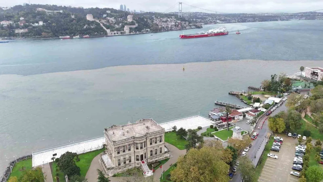 İSTANBUL'DA ETKİLİ OLAN SAĞANAK YAĞIŞLARIN ARDINDAN İSTANBUL BOĞAZ'I ÇAMURLA KAPLANARAK İKİ RENGE...