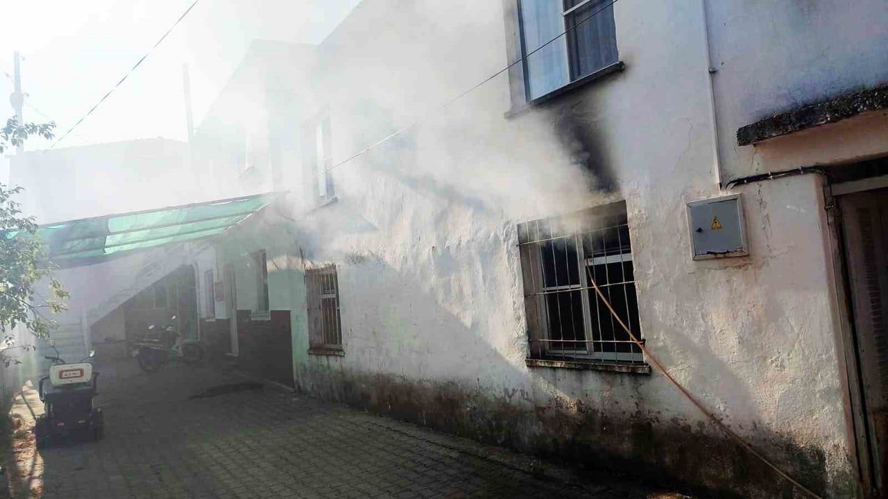 MUĞLA’NIN MENTEŞE İLÇESİNE BAĞLI YERKESİK MAHALLESİ’NDE ÜTÜDEN KAYNAKLANDIĞI BELİRTİLEN YANGINDA...