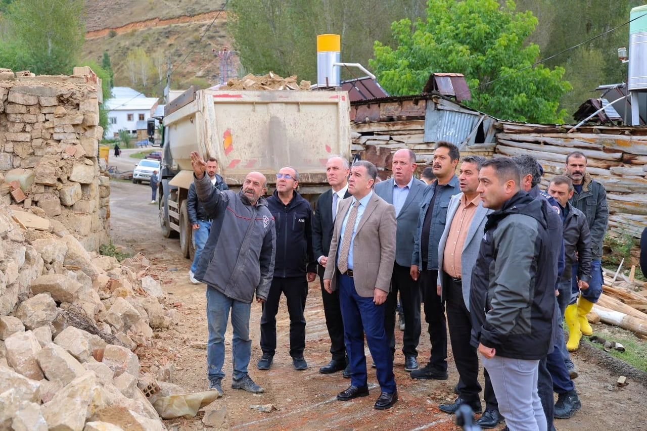 VALİ ELDİVAN HEYBETEPE'DEKİ YANGIN BÖLGESİNDE İNCELEMELERDE BULUNDU