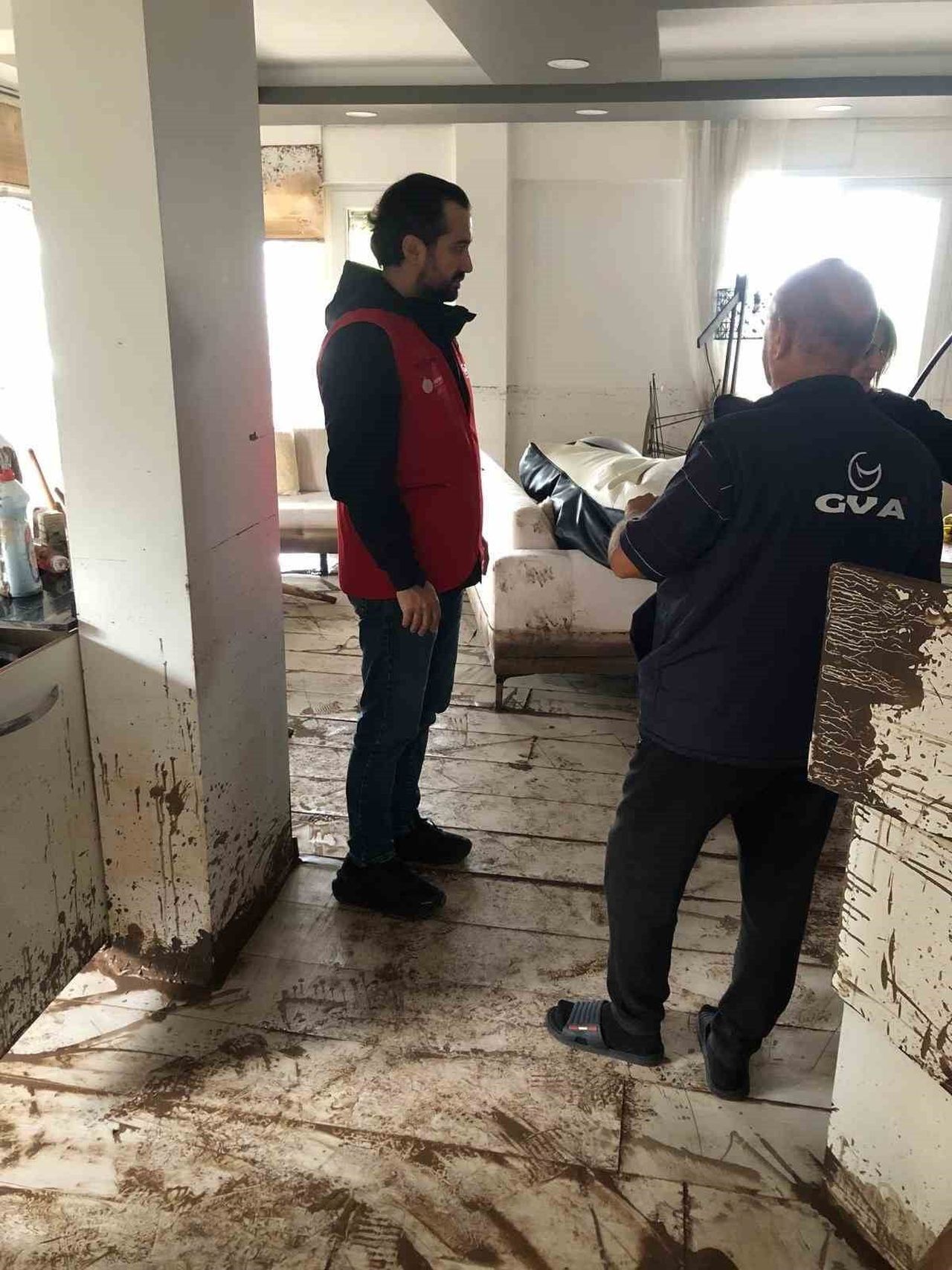 BAŞİSKELE BELEDİYESİ GÖNÜL BAĞI EKİPLERİ, SAĞANAĞIN ARDINDAN SEL VE SU BASKINLARINDAN ETKİLENEN...