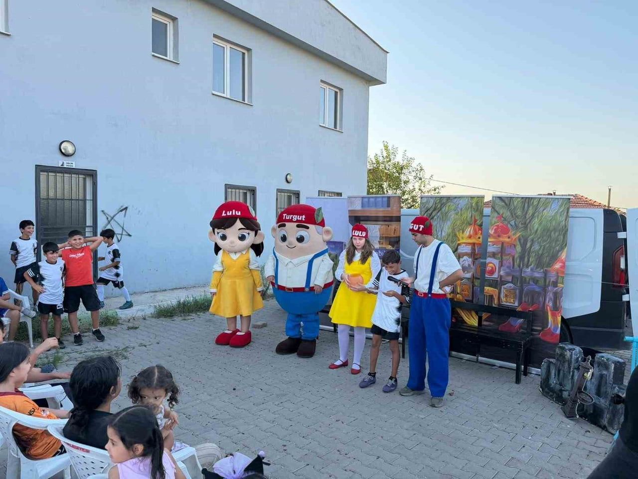 TURGUTLU BELEDİYESİ TARAFINDAN DÜZENLENEN ‘TURGUT&amp;LULU SOKAK TİYATROSU’ ÇOCUKLARLA BİR ARAYA...