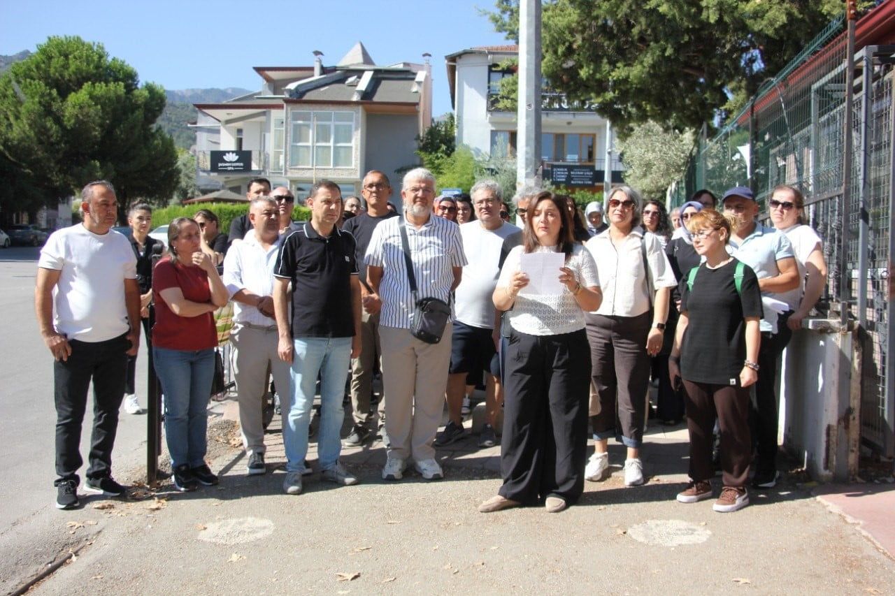 DENİZLİ, PAMUKKALE İLÇESİNDE EĞİTİM VEREN ESAT SİVRİ ORTAOKULU VELİLERİ, OKULUN DEPREME DAYANIKSIZ...